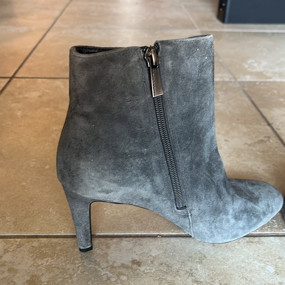 ⭐️ Bogo ⭐️ New Vince Camuto 6 (36) gray suet angle boots booties - Picture 6 of 12